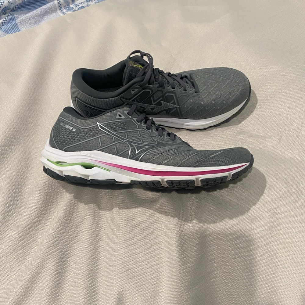 Mizuno Women’s Running Shoes – Size 11.5 – Gray – Excellent Condition - Picture 3 of 10